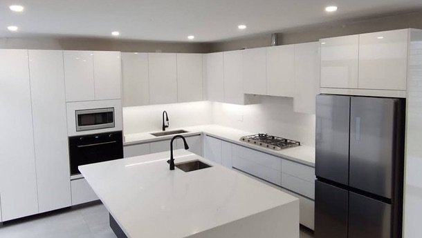 Cocina blanca con superficies minerales